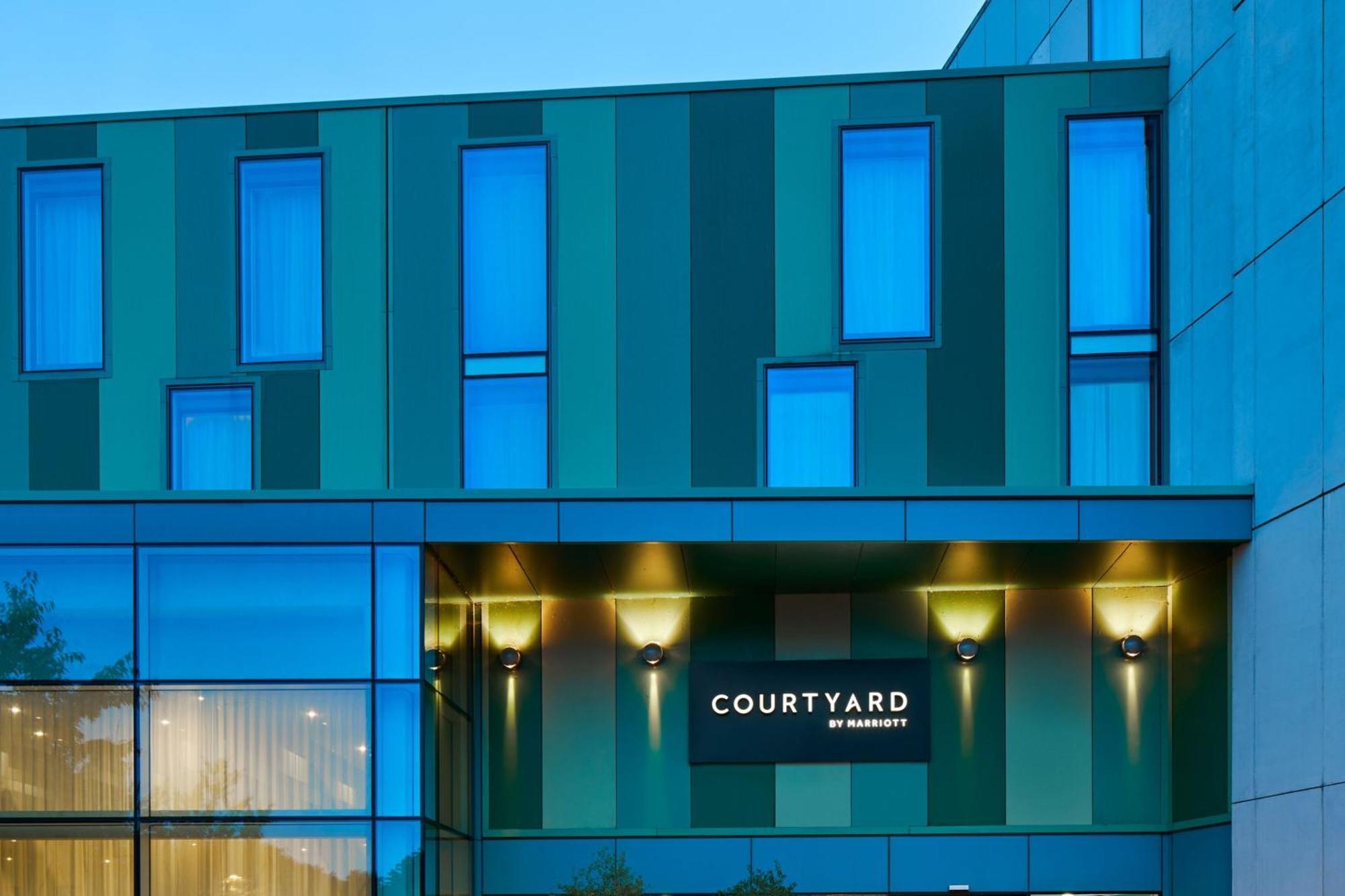 Courtyard By Marriott London Gatwick Airport Hotel Crawley  Exterior photo