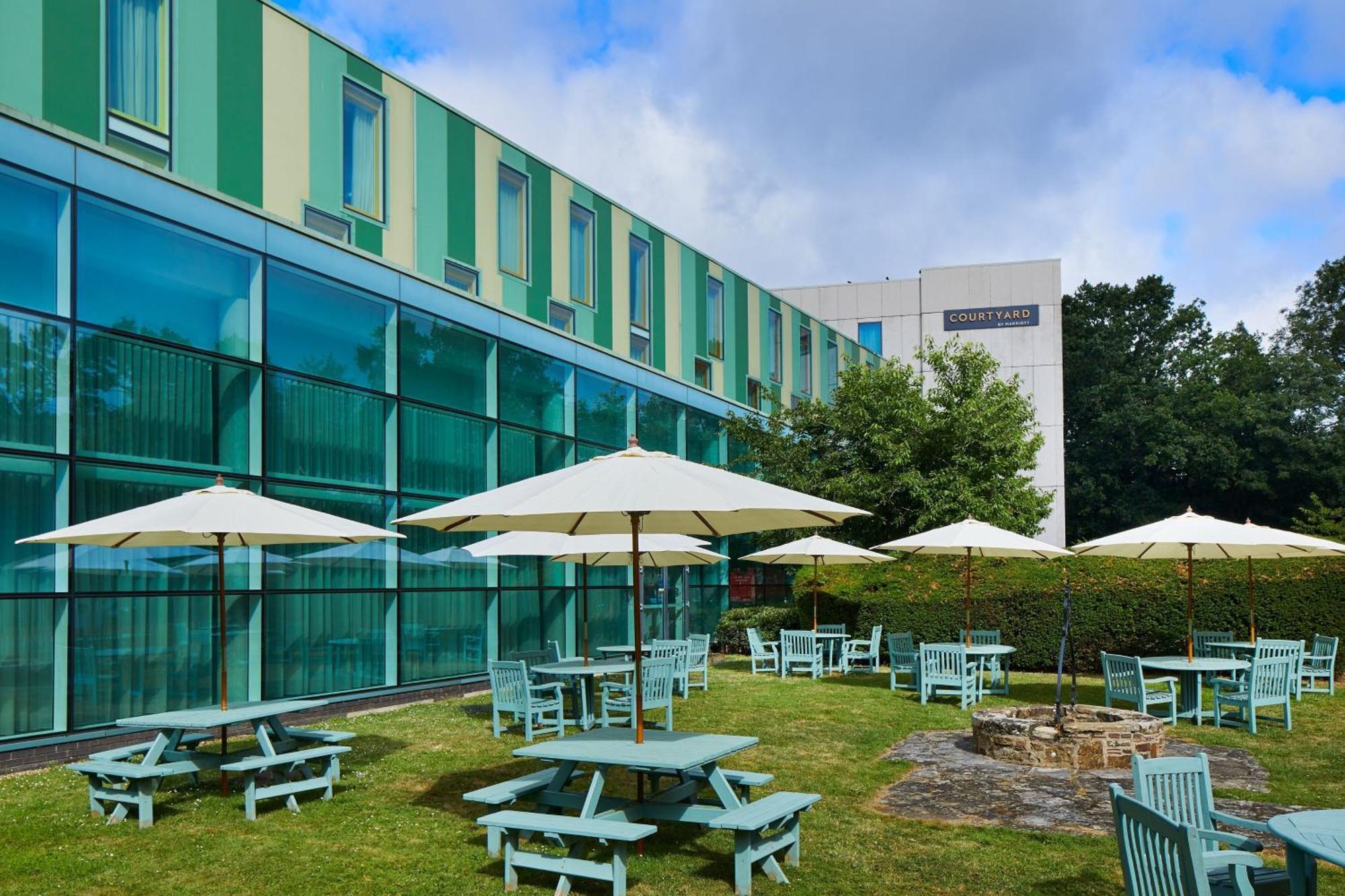 Courtyard By Marriott London Gatwick Airport Hotel Crawley  Exterior photo