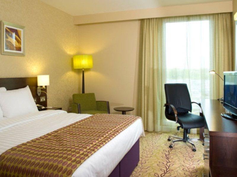 Courtyard By Marriott London Gatwick Airport Hotel Crawley  Room photo