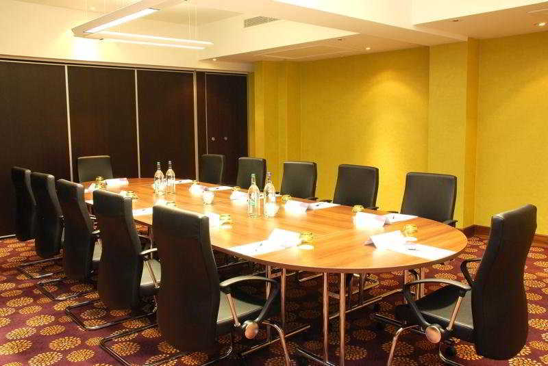 Courtyard By Marriott London Gatwick Airport Hotel Crawley  Facilities photo